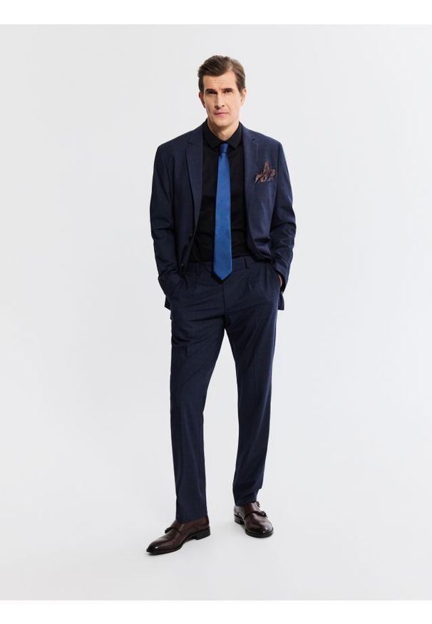 Reserved - Spodnie garniturowe slim fit - granatowy. Kolor: niebieski. Materiał: tkanina, elastan, wiskoza