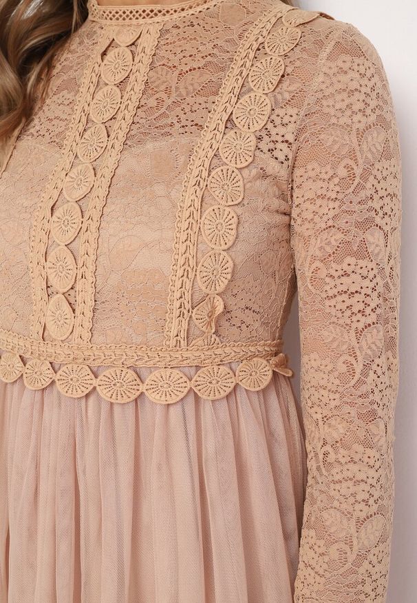 Born2be - Ciemnobeżowa Rozkloszowana Sukienka w Eleganckim Stylu Ozdobiona Koronką i Tiulem Miramelba. Kolor: beżowy. Materiał: tiul, koronka. Długość rękawa: długi rękaw. Wzór: aplikacja, koronka. Styl: elegancki
