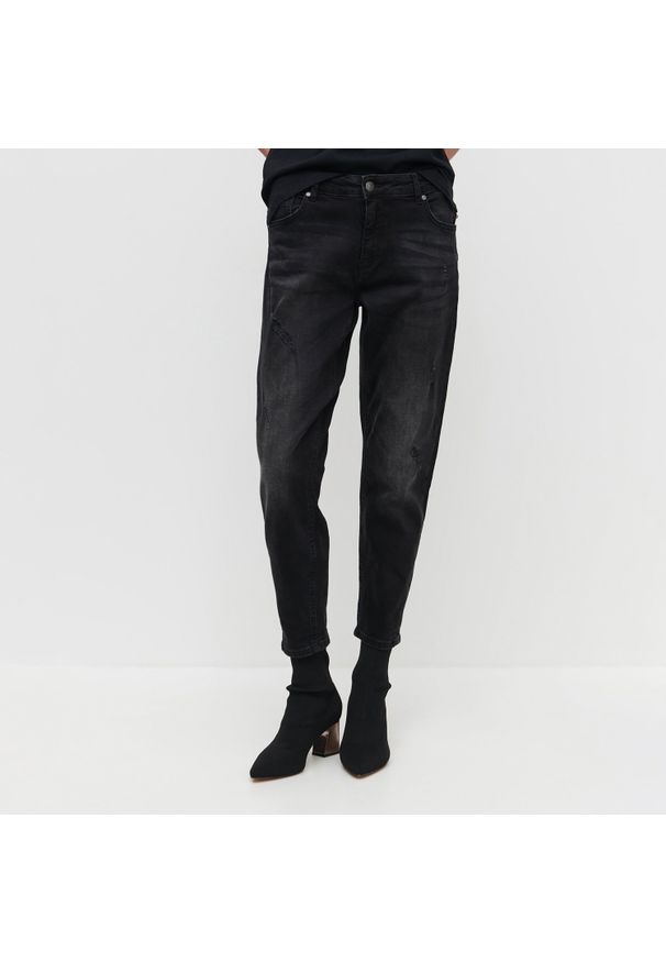 Reserved - Jeansy boyfriend slim - Czarny. Kolor: czarny. Materiał: jeans