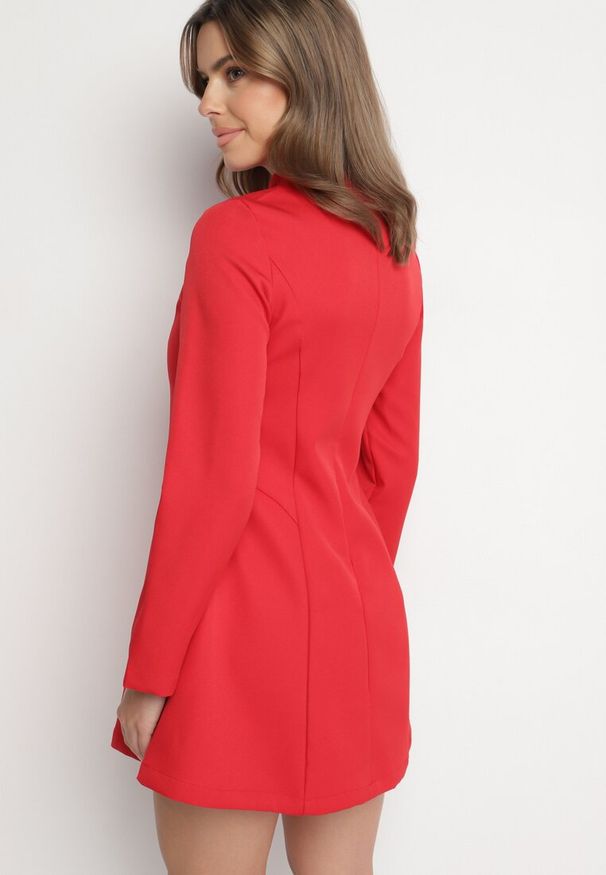 Born2be - Czerwona Taliowana Sukienka o Rozkloszowanym Dole Virvesa. Okazja: na co dzień. Kolor: czerwony. Styl: elegancki, casual