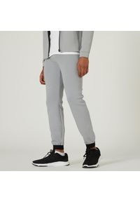 DOMYOS - Spodnie dresowe męskie Nyamba Gym & Pilates 540 slim. Kolor: szary. Materiał: materiał, bawełna, poliester, elastan. Wzór: ze splotem. Sport: joga i pilates #1