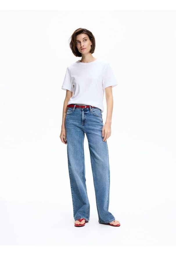 Reserved - Jeansy straight comfort - niebieski. Kolor: niebieski