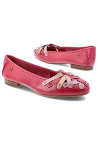 Baleriny damskie Maciejka, cholewka ze skóry naturalnej z dekoracyjnymi plecionymi paskami wsuwany fason zaokrąglony nosek, różowe, P7542-15/00-0. Okazja: na co dzień. Zapięcie: pasek. Kolor: różowy. Materiał: skóra. Szerokość cholewki: normalna. Sezon: wiosna, lato. Styl: casual #6