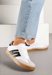 Born2be - Biało-Czarne Sneakersy w Stylu Klasycznych Tenisówek z Ozdobnymi Przeszyciami Nartewia. Okazja: na co dzień. Kolor: biały. Materiał: jeans