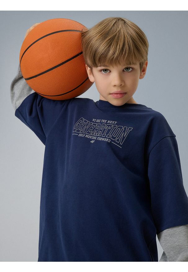 4f - 4F Longsleeve loose z nadrukiem chłopięcy - granatowy 134/140 (8-10 lat). Okazja: na co dzień. Kolor: niebieski. Materiał: bawełna, materiał. Długość rękawa: długi rękaw. Wzór: nadruk. Sezon: lato. Styl: casual