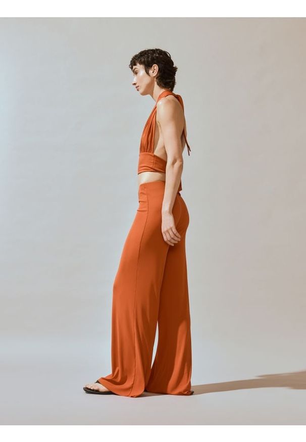 Reserved - Prążkowane spodnie flare - pomarańczowy. Kolor: pomarańczowy. Materiał: prążkowany