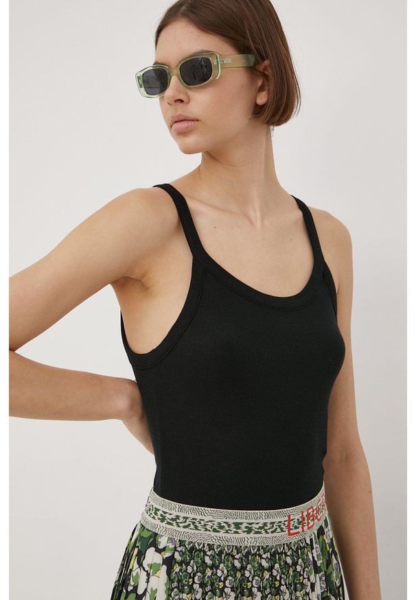 Roxy top damski kolor czarny. Kolor: czarny. Materiał: dzianina. Długość rękawa: na ramiączkach. Wzór: gładki, prążki