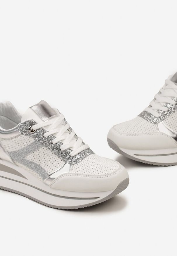 Renee - Biało-Srebrne Sneakersy na Grubej Podeszwie w Paski Zdobione Brokatem Selarissa. Okazja: na co dzień. Zapięcie: pasek. Kolor: biały. Szerokość cholewki: normalna. Wzór: aplikacja, paski. Obcas: na obcasie. Wysokość obcasa: niski