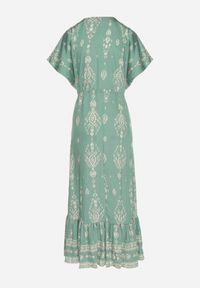 Born2be - Zielona Sukienka Rozkloszowana z Wiskozą w Boho Wzór z Falbaną Turaline. Typ kołnierza: kołnierz z falbankami. Kolor: zielony. Materiał: wiskoza. Sezon: lato. Typ sukienki: rozkloszowane. Styl: boho #5