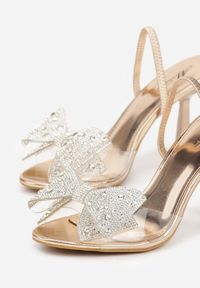 Born2be - Szampańskie Sandały na Szpilce z Transparentnym Paskiem i Kokardką z Cyrkoniami Celesti. Okazja: na imprezę. Zapięcie: pasek. Kolor: złoty. Obcas: na szpilce. Styl: klasyczny #7