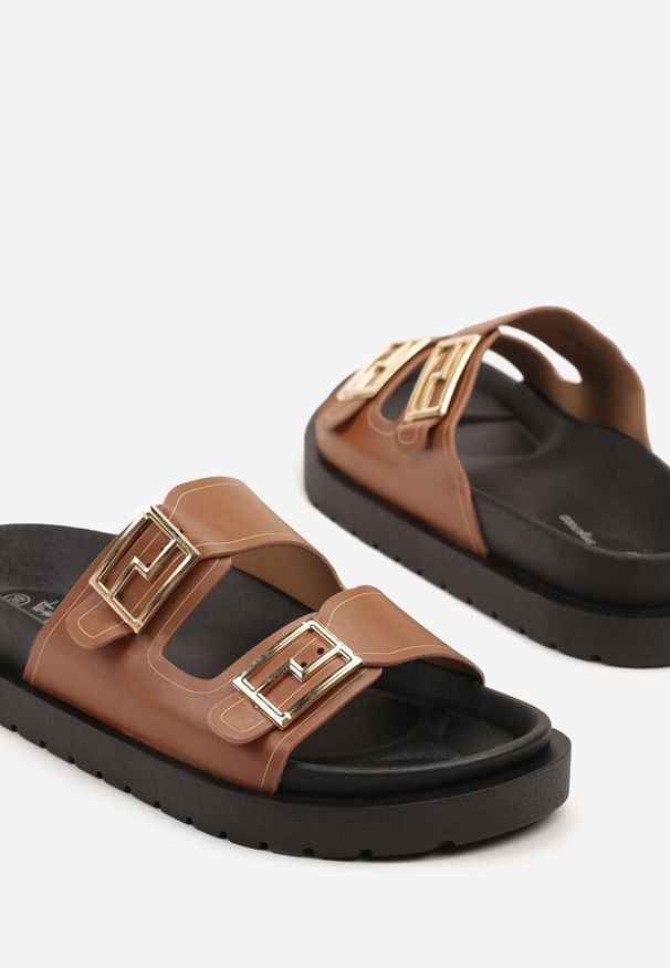 Born2be - Brązowe Klapki z Ozdobnymi Klamrami Merariona. Okazja: na co dzień, na spacer. Nosek buta: otwarty. Kolor: brązowy. Wzór: aplikacja. Obcas: na płaskiej podeszwie. Styl: casual