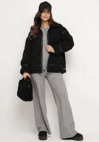Born2be - Czarna Kurtka Oversize z Futerka Typu Baranek z Wysokim Kołnierzem z Paskiem z Klamrą Torisha. Okazja: na co dzień. Kolor: czarny. Materiał: futro. Długość rękawa: długi rękaw. Długość: długie. Styl: casual, elegancki