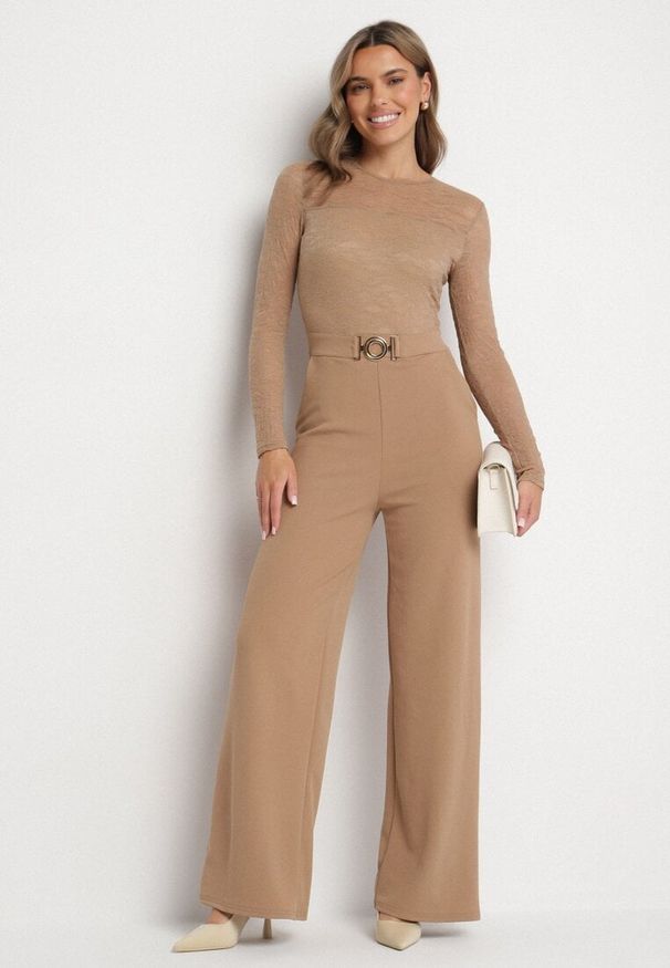 Born2be - Beżowy Koronkowy Kombinezon z Wiskozą z Szerokimi Nogawkami Ninarena. Okazja: na co dzień. Kolor: beżowy. Materiał: wiskoza, koronka. Długość rękawa: długi rękaw. Długość: długie. Styl: casual, elegancki