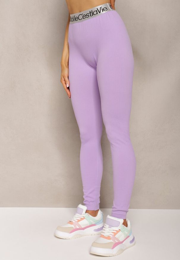 Renee - Jasnofioletowe Sportowe Legginsy Elastyczne z Ozdobną Szeroką Gumą w Pasie Larnode. Okazja: na co dzień. Kolor: fioletowy. Materiał: guma. Styl: sportowy