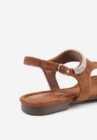 Born2be - Brązowe Sandały w Stylu Japonek z Imitacji Zamszu Ozdobione Cyrkoniami Lecole. Okazja: na co dzień. Kolor: brązowy. Materiał: zamsz. Wzór: aplikacja. Sezon: lato. Styl: boho, elegancki, casual #3