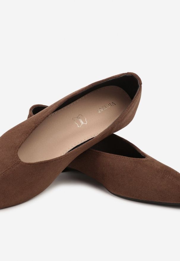 Renee - Brązowe Klasyczne Balerinki Vices z Noskiem w Szpic Farrie. Okazja: na co dzień, na spotkanie biznesowe. Kolor: brązowy. Wzór: kwiaty. Sezon: lato. Styl: klasyczny