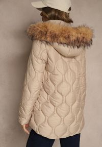 Renee - Ciemnobeżowa Pudełkowa Kurtka z Pikowanymi Przeszyciami i Odpinanym Kapturem z Futrem Liliarna. Okazja: na spacer. Kolor: beżowy. Materiał: futro. Styl: elegancki #5