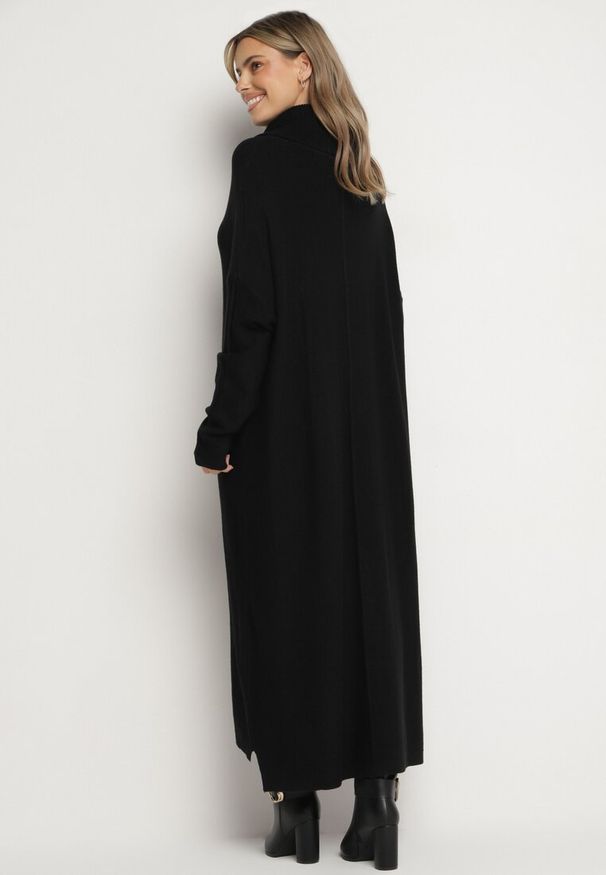 Born2be - Czarna Dzianinowa Sukienka z Wiskozą z Golfem i Rozcięciami po Bokach Giannina. Okazja: na co dzień. Typ kołnierza: golf. Kolor: czarny. Materiał: wiskoza, dzianina. Styl: elegancki, casual, klasyczny