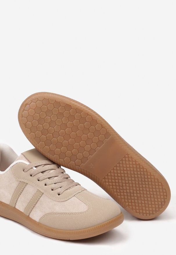 Renee - Ciemnobeżowe Casualowe Sneakersy z Ekozamszu na Płaskiej Podeszwie Pemeriana. Okazja: na co dzień. Nosek buta: okrągły. Zapięcie: sznurówki. Kolor: beżowy. Materiał: jeans. Wzór: aplikacja. Obcas: na płaskiej podeszwie