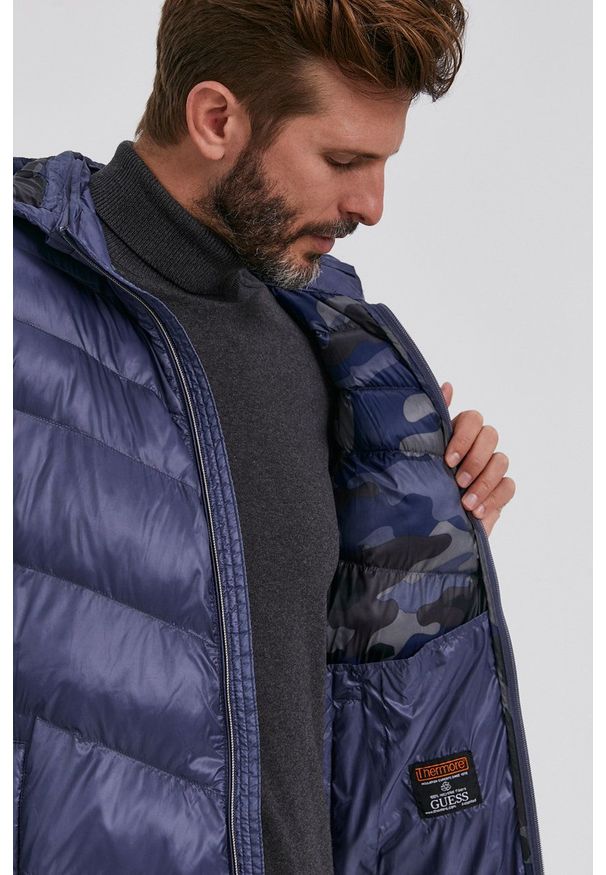 Guess - Kurtka. Okazja: na co dzień. Kolor: niebieski. Materiał: włókno, puch. Styl: casual
