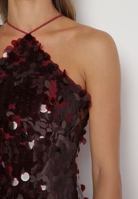 Born2be - Bordowa Asymetryczna Sukienka Bogato Zdobiona Cekinami z Wiązaniem na Plecach Lericie. Kolor: czerwony. Wzór: aplikacja. Typ sukienki: asymetryczne #4