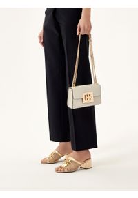 Kazar - Elegancka torebka na ramię ze skóry licowej. Kolor: kremowy. Materiał: skórzane. Styl: elegancki. Rodzaj torebki: na ramię #9