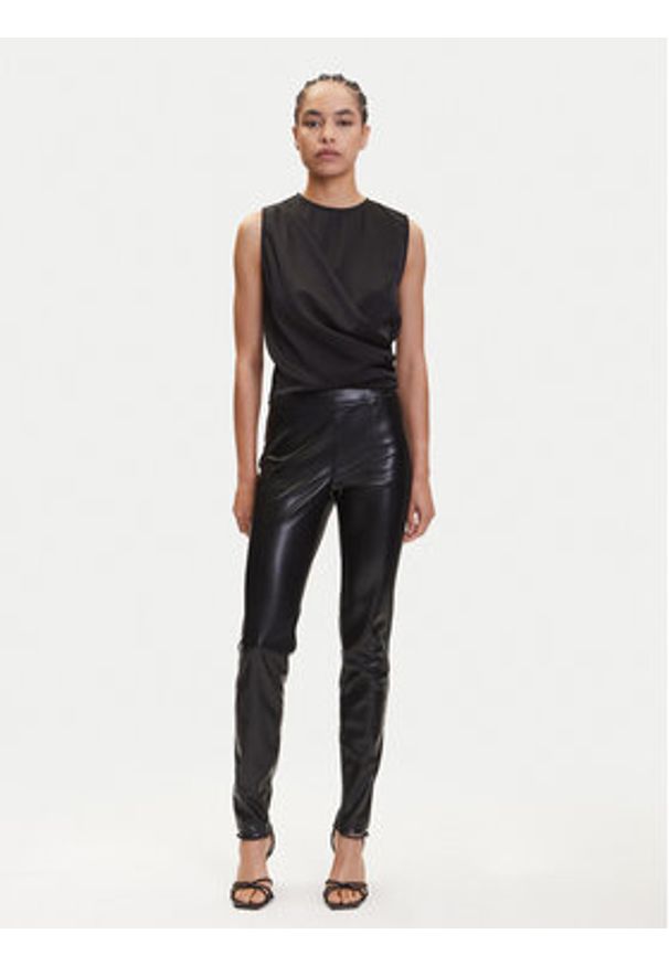 Guess Spodnie z imitacji skóry New Prescilla Regular W4BB18 WGIK0 Czarny Slim Fit. Kolor: czarny. Materiał: skóra