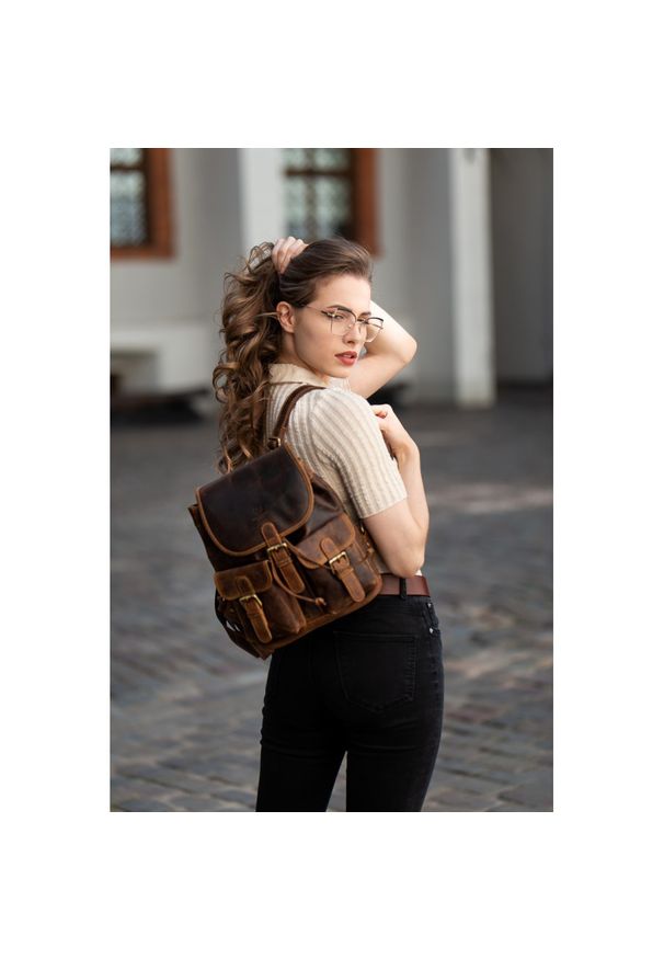 Plecak damski brązowy PAOLO PERUZZI T-16-BR. Kolor: brązowy. Materiał: skóra. Styl: elegancki, vintage, klasyczny, retro