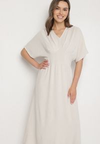 Born2be - Jasnobeżowa Sukienka z Bawełną i Górą w Stylu Nietoperza Filenia. Okazja: na co dzień. Kolor: beżowy. Materiał: bawełna. Styl: casual #3