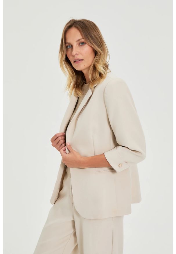 MOODO - Marynarka z rękawami 3/4 beżowa. Kolor: beżowy. Materiał: poliester, elastan