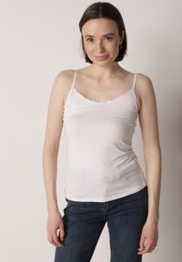 Born2be - Biały Bieliźniany Top z Bawełny Ozdobiony Koronkową Lamówką Bervina. Kolor: biały. Materiał: bawełna, koronka. Wzór: aplikacja #2