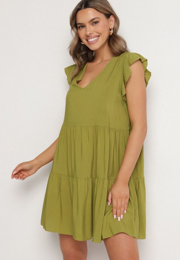 Born2be - Zielona Rozkloszowana Sukienka z Bawełny Ozdobiona Falbankami Natiriane. Okazja: na co dzień. Typ kołnierza: kołnierz z falbankami. Kolor: zielony. Materiał: bawełna. Wzór: aplikacja. Sezon: wiosna, lato. Styl: elegancki, casual