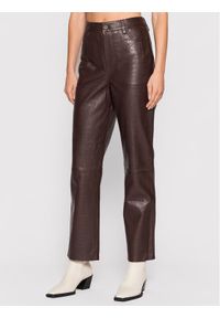 GESTUZ - Gestuz Spodnie skórzane Sally 10905552 Brązowy Regular Fit. Kolor: brązowy. Materiał: skóra