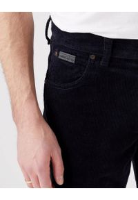 Wrangler - WRANGLER TEXAS SLIM MĘSKIE SPODNIE SZTRUKSOWE DARK NAVY W12SECXAE. Okazja: na co dzień. Materiał: sztruks. Styl: klasyczny, casual, elegancki