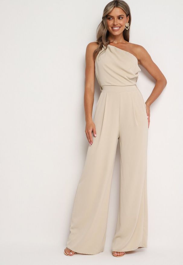 Born2be - Beżowy Kombinezon Asymetryczny na Jedno Ramię z Dwoma Kieszeniami Benama. Okazja: na randkę, na imprezę, na wesele, na ślub cywilny. Kolor: beżowy