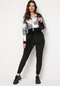 Born2be - Czarny Komplet Dresowy z Weluru Bluza z Kapturem z Ozdobnym Wzorem i Spodnie Grouvia. Kolor: czarny. Materiał: dresówka, welur #4