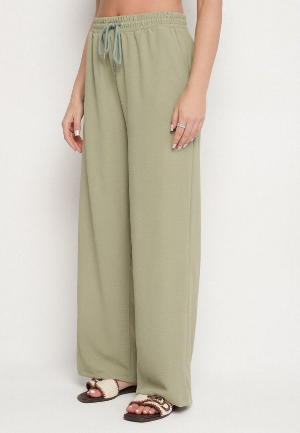 Born2be - Zielony Komplet z Wiskozą Koszulka z Krótkim Rękawem i Luźne Spodnie na Gumce z Kieszniami Efraline. Kolor: zielony. Materiał: wiskoza