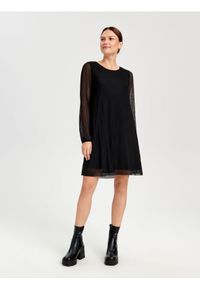Sinsay - Sukienka mini prążkowana - czarny. Kolor: czarny. Materiał: prążkowany. Styl: elegancki. Długość: mini #1