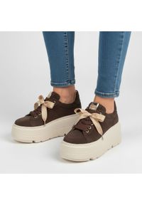 Sneakersy damskie Karino, cholewka ze skóry naturalnej welurowej platformowa podeszwa dekoracyjne wiązanie stabilna konstrukcja zapewniająca komfort. Okazja: na co dzień. Zapięcie: sznurówki. Kolor: brązowy. Materiał: skóra, welur. Szerokość cholewki: normalna. Obcas: na platformie. Styl: casual, elegancki #1