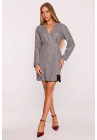 MOE - Elegancka sukienka tweedowa trapezowa kopertowa szara. Okazja: do pracy. Typ kołnierza: dekolt kopertowy. Kolor: czarny, różowy, czerwony, szary. Materiał: koronka. Wzór: koronka. Typ sukienki: kopertowe, trapezowe. Styl: elegancki #1