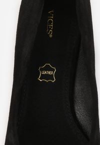 Born2be - Czarne Czółenka Vices z Ozdobnymi Metalicznymi Wstawkami i Skórzaną Wkładką Innathoria. Kolor: czarny. Materiał: skóra. Wzór: aplikacja. Obcas: na obcasie. Styl: elegancki. Wysokość obcasa: średni #7