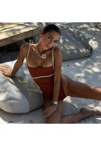 Intica - Jednoczęściowy strój kąpielowy na cienkich ramiączkach plażowy Elmina. Kolor: brązowy. Materiał: materiał #4