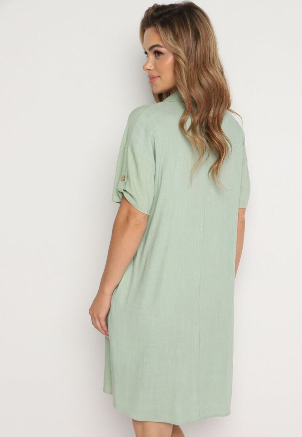 Born2be - Zielona Pudełkowa Sukienka z Bawełny z Podwijanymi Rękawami Carinea. Okazja: do pracy, na co dzień, na spotkanie biznesowe. Typ kołnierza: dekolt w serek. Kolor: zielony. Materiał: bawełna. Styl: klasyczny, casual, elegancki, biznesowy