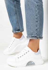 Born2be - Biało-Niebieskie Sneakersy Sznurowane z Cyrkoniami Relnon. Nosek buta: okrągły. Zapięcie: sznurówki. Kolor: biały. Wzór: aplikacja. Obcas: na płaskiej podeszwie #1