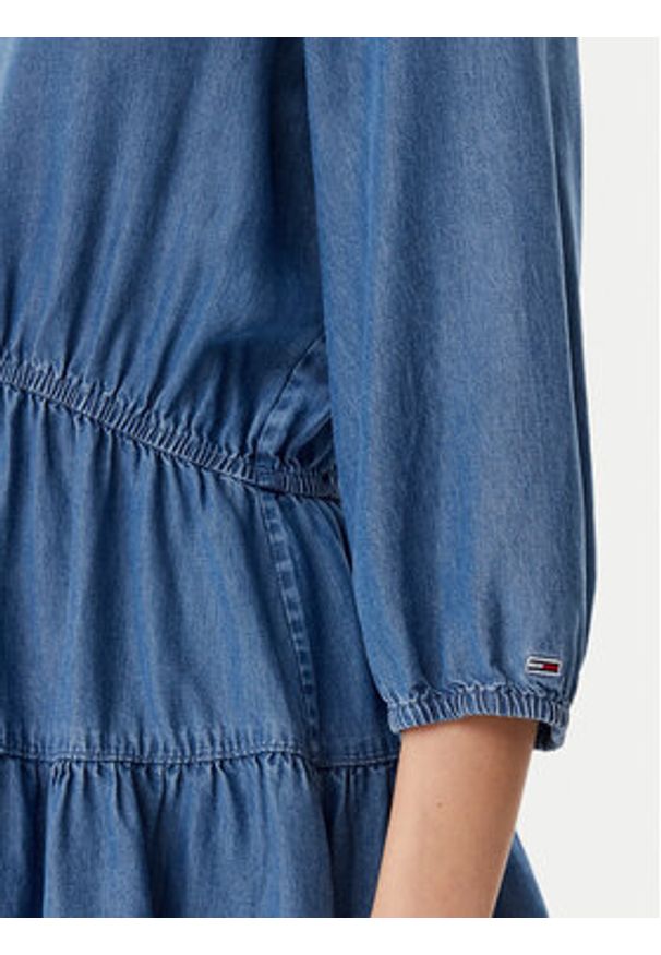 Tommy Jeans Sukienka codzienna DW0DW20612 Niebieski Relaxed Fit. Okazja: na co dzień. Kolor: niebieski. Materiał: lyocell. Typ sukienki: proste. Styl: casual