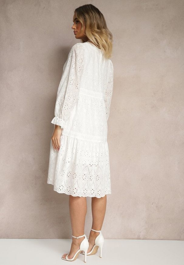 Renee - Biała Bawełniana Sukienka z Ażurowym Wzorem Ridittia. Okazja: na co dzień. Kolor: biały. Materiał: bawełna. Długość rękawa: długi rękaw. Wzór: ażurowy. Typ sukienki: proste. Styl: casual, elegancki
