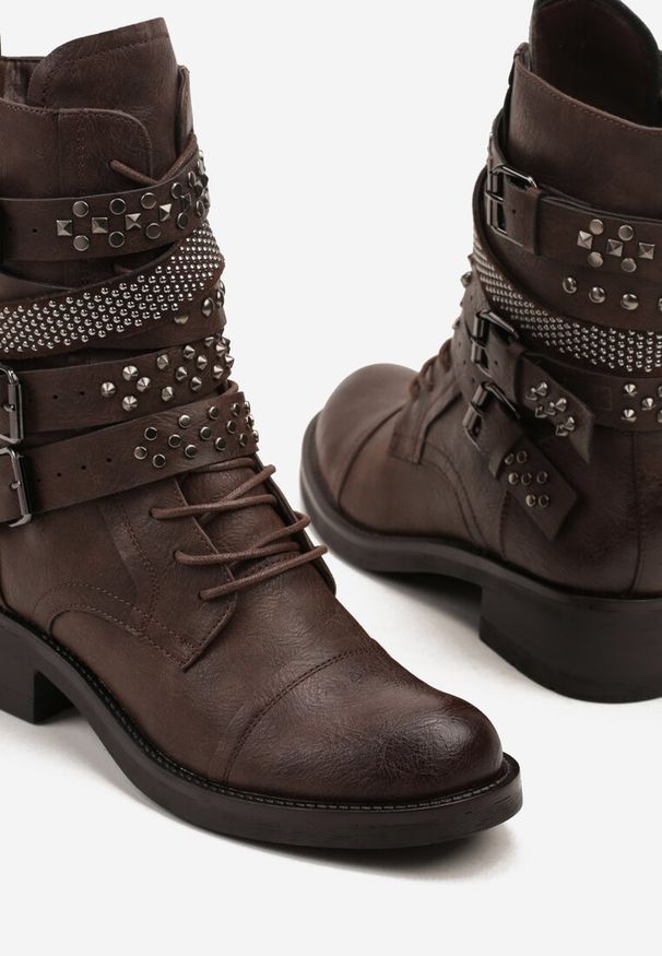 Renee - Brązowe Botki Workery Ozdobione Nitami i Klamrami Tullavia. Okazja: na co dzień. Zapięcie: klamry. Kolor: brązowy. Materiał: jeans, skóra. Wzór: aplikacja. Styl: casual
