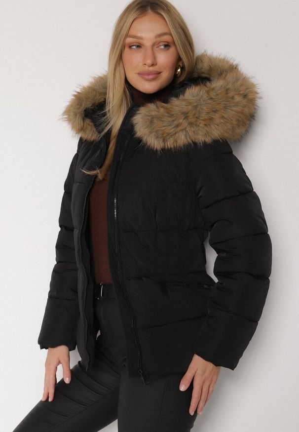 Born2be - Czarna Pikowana Kurtka z Paskiem Nieodpinanym Kapturem i Futerkiem Retinda. Okazja: na co dzień, na spacer. Kolor: czarny. Materiał: futro. Styl: casual
