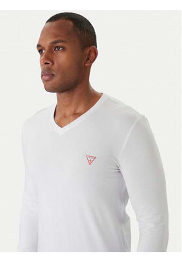 Guess Longsleeve M2YI08 J1314 Biały Slim Fit. Kolor: biały. Materiał: bawełna. Długość rękawa: długi rękaw