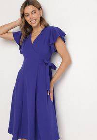 Born2be - Niebieska Rozkloszowana Sukienka Kopertowa z Wiązaniem w Talii Dannila. Kolor: niebieski. Wzór: aplikacja. Typ sukienki: kopertowe #4